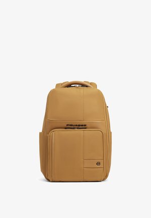 Beiger strukturierter Rucksack mit mehreren Reißverschlussfächern und einem oberen Griff, entworfen für den täglichen Gebrauch oder Reisen.