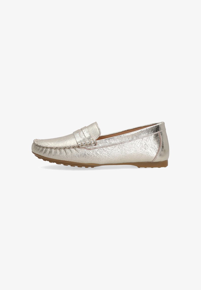 Metaliczne srebrne lordsy ze stworzonymi detalami i płaską podeszwą, widziane z boku, charakteryzują się prostym i eleganckim designem.