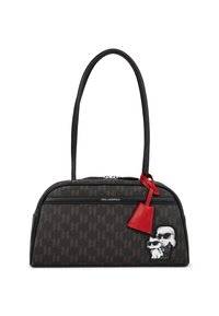 Geantă neagră cu un model, cu accente din piele; dispune de un închizător cu fermoar, două mânere și un eticheta roșie cu o figură de desene animate și un farmec cu câine.