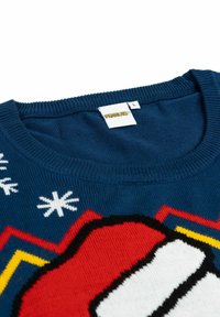 Maglione lavorato a maglia blu con design di Babbo Natale, dettagli rossi e gialli, fiocchi di neve e un'etichetta con la scritta "PEANUTS", taglia L.