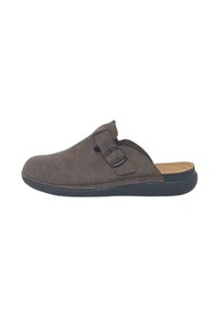 Scarpa slip-on in camoscio marrone con suola piatta in gomma nera e dettaglio con fibbia laterale. Presenta una punta arrotondata e cuciture minime.