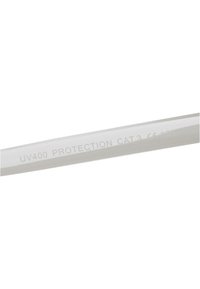 Lunettes de soleil transparentes avec protection UV400, dotées d'une monture rectangulaire slim. Un texte gravé indique le niveau de protection UV et la certification.