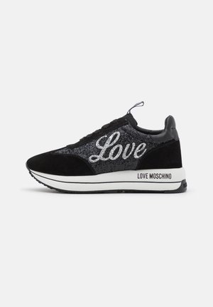 Sort og grå sneaker med glitrende detaljer, sølv "Love" på siden, hvid sål med mærket "Love Moschino" og snørelukning.