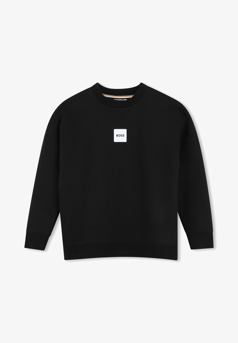 Sweat-shirt noir à manches longues avec col rond, portant un petit patch carré blanc au centre affichant le mot "BOSS" en lettres noires.