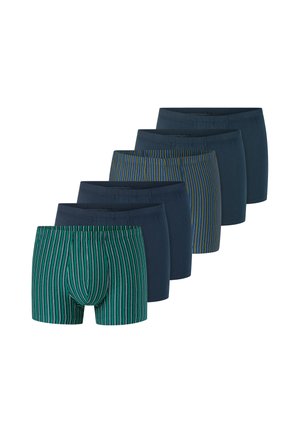 Sei paia di boxer da uomo a righe alternate blu, verde e giallo, disposti in linea sfalsata.