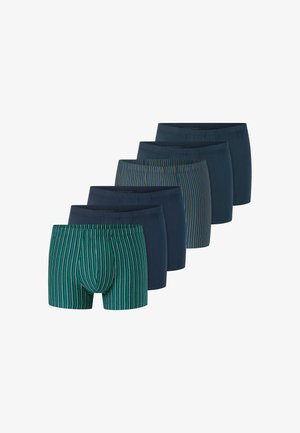 Seks par herre boxer briefs i vekslende ensfarvede marineblå og stribede mønstre i blå, grønne og gule toner, arrangeret i en trappet linje.