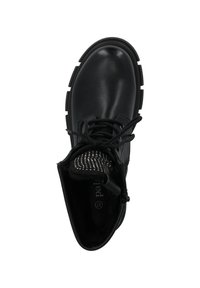 Botín negro con exterior de cuero suave, puntera redondeada, parte delantera con cordones y un forro interior texturizado y decorado. Suela gruesa de goma.