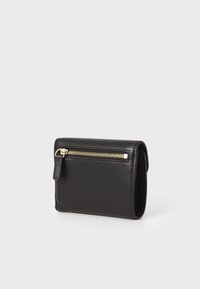 Zwart leren portemonnee met een gouden rits, compact rechthoekig van vorm, gladde textuur en een klein leren accentlabel.