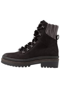 Botín de ante negro con un panel texturizado gris, diseño de cordones, ojales de metal y una suela resistente con surcos profundos.