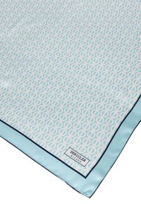 Jedwabny szalik z powtarzającym się wzorem splecionych okręgów w jasnoniebieskim i białym kolorze, z jasnoniebieską ramką oraz metką marki.