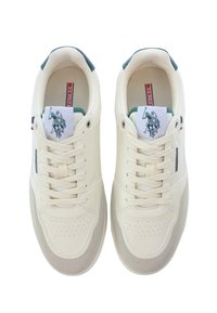 Białe skórzane sneakersy o gładkim wykończeniu, szare zamszowe akcenty, zielone detale na pięcie i naszywka z logo przedstawiająca jeźdźca.