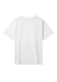 Hvid bomulds t-shirt med en afslappet pasform, korte ærmer og en klassisk rund hals. Glat tekstur, ingen synlige mønstre eller detaljer.