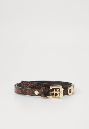 Ceinture en cuir tressé marron avec une boucle en métal doré, présentant des accents de logo embossés et une doublure intérieure lisse noire.