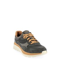 Sneaker grigio con tomaia in suede e pelle, lacci marroni, suola in gomma di colore chiaro e caviglia imbottita per il massimo comfort.