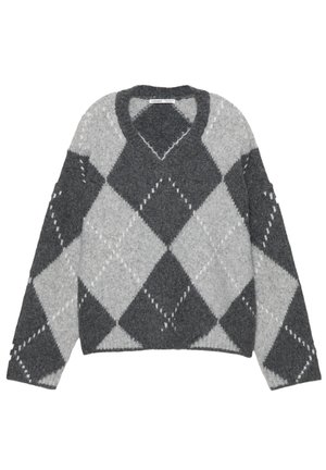 Grå og hvid strikket sweater med diamantmønster, V-hals og løs pasform. Fremstillet af blødt, struktureret materiale.