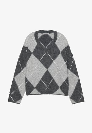 Grauer und weißer Strickpullover mit einem Rautenmuster, V-Ausschnitt und lockerer Passform. Hergestellt aus weichem, strukturiertem Material.