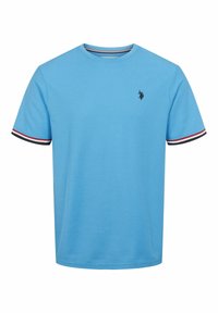 Jasnoniebieska koszulka z krótkim rękawem wykonana z bawełny, z prążkowanymi czarnymi, czerwonymi i białymi akcentami na rękawach; posiada małe logo na piersi.