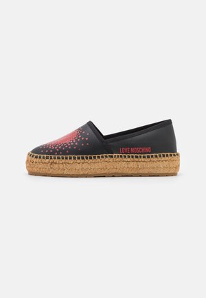 Czarna wsuwana espadrylka z czerwonym wzorem serca na górze, napisem „Love Moschino” po boku oraz plecioną platformą z juty.