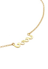 Collana in tonalità dorata con un design ondulato e un marchio impresso. La catena è sottile, con segmenti collegati che creano una consistenza delicata.