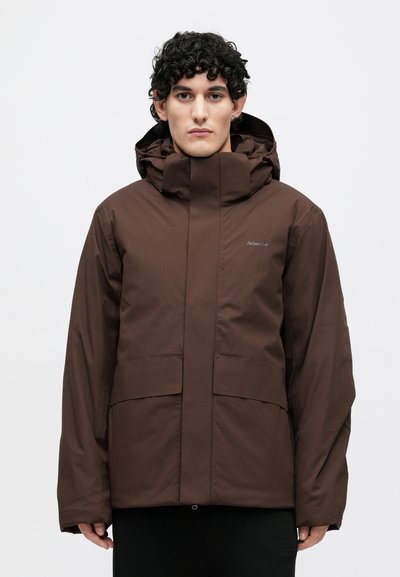 Brūna ūdensizturīga jaka ar augstu apkakli, priekšējām kabatām un kapuci. Gluda tekstūra un brīvs piegriezums, piemērota valkāšanai ārā.