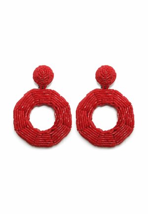 Orecchini rotondi rossi con perline, con borchie circolari e pendenti a forma di anello aperto più grandi realizzati con piccole perline cilindriche.