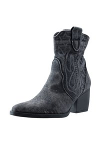 Botín de denim negro hasta el tobillo con punta afilada, costuras decorativas y tacón grueso. Presenta una tira lateral para tirar y material texturizado.