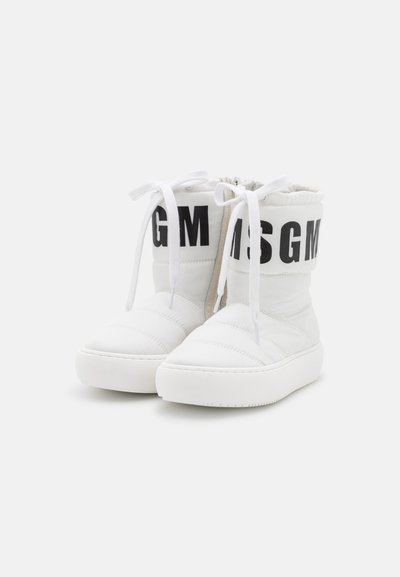 Botas acolchoadas brancas com letras pretas "MSGM", bico arredondado, cano acolchoado e atacadores brancos. Sola de borracha branca com detalhes texturizados.