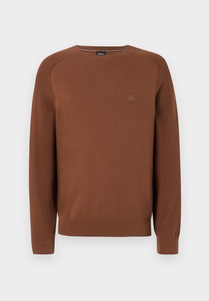 Pulover maro cu mâneci lungi și guler rotund, cu manșete și tiv cu striuri, un mic logo embosat pe piept și o etichetă neagră la guler.