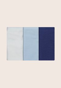 Trzy prostokątne skrawki tkaniny: biały, jasnoniebieski i granatowy. Każdy z nich ma gładką teksturę i wykończone krawędzie.