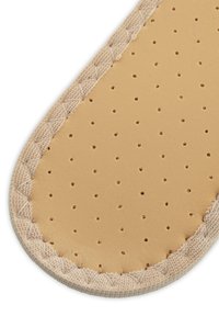 Bežna podloga z perforirano površino, obrobljena z lahkim tkaninom, s teksturiranim robom in okroglo obliko za udobje in zračnost.