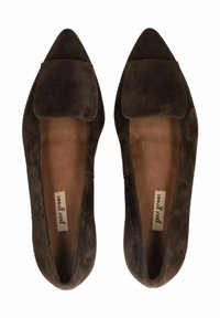Dunkelbraune Wildlederschuhe mit spitzem Zehenbereich und einer Schleifenverzierung an der Vorderseite. Das Innere verfügt über eine beige Innensohle mit Markenlabel.