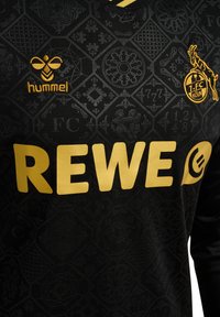 Schwarzes Sporttrikot mit strukturiertem Muster, gelbem Logo oben links und großem gelben "REWE"-Text über die Brust.