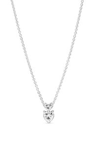 Srebrna verižica z dvema prozornima kamni v obliki srca, večjim pod manjšim, s teksturirano povezavo.