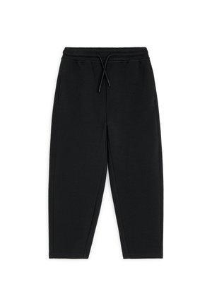 Pantalones deportivos casuales negros con cintura elástica, cordón y bolsillos laterales, mostrados sobre un fondo blanco.