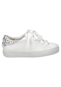 Białe skórzane sneakersy z gładką teksturą, satynowymi sznurowadłami i kwiatowymi akcentami na pięcie z srebrnymi detalami.