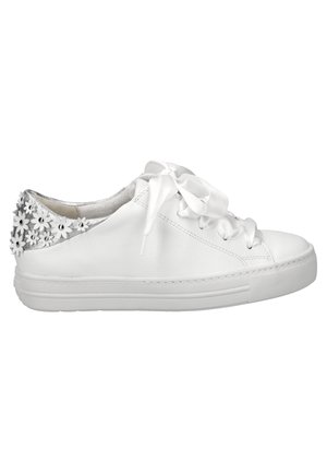 Sneakers bianchi in pelle con una texture liscia, lacci in raso e dettagli floreali sul tallone con dettagli argentati.