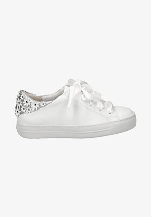 Witte lederen sneakers met een gladde textuur, satijnen veters en bloemaccenten op de hiel met zilveren details.