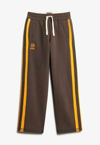 Brune sweatpants med gule sidestriber, snørebånd i taljen og to sidelommer. Inkluderer "RUGBY" tekst i gul broderi på forsiden.