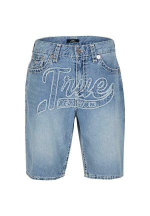 Svijetloplavi traper šorts s izblijedjelim logotipom "True Religion", pet džepova, zatvaračem i akcentima šivanja oko rubova.