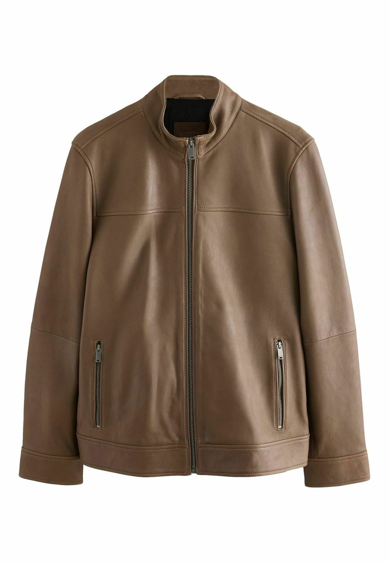 Jachetă din piele maro cu guler ridicat, fermoar frontal și două buzunare laterale cu fermoar. Textură netedă cu detalii cusute pe umeri.