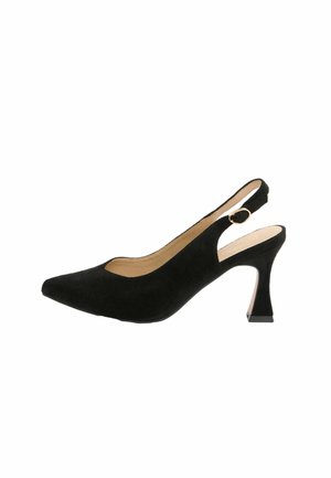 Crna havajska sandala od brušene kože s visokim potpeticama, šiljastim vrhom i zlatnom kopčom na remenu oko gležnja, bočni prikaz pod kutem na bijeloj pozadini.