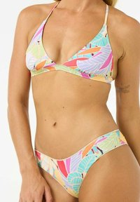 Bikini colorato con top triangolare e slip a vita bassa, realizzato in tessuto liscio. Il design presenta foglie tropicali in tonalità pastello.