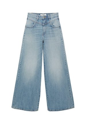 Hellblaue Jeans mit weitem Bein, vorn mit Taschen, Gürtelschlaufen und Knopfverschluss, dargestellt vor weißem Hintergrund.