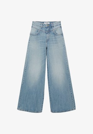 Lichtblauwe denim jeans met wijde pijpen, voorzakken, riemlussen en knoopsluiting, afgebeeld tegen een witte achtergrond.