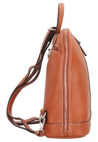 Mochila de cuero marrón con cremallera plateada, costuras blancas y correas ajustables para los hombros, vista de lado.