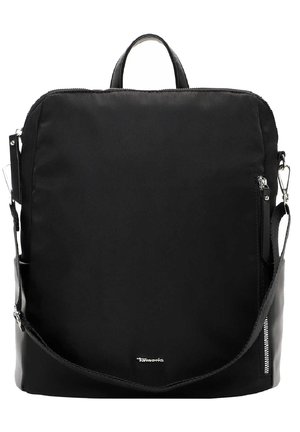 Czarny prostokątny plecak z górnym uchwytem, regulowanym paskiem na ramię, przednią kieszenią na zamek i małym srebrnym logo marki na dole pośrodku.