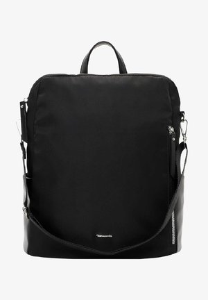 Sac à dos rectangulaire noir avec poignée supérieure, bretelle réglable, poche zippée à l'avant et petit logo de marque argenté au centre en bas.