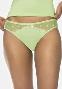 Perizoma verde con una fascia in rete trasparente decorata con accenti floreali ricamati lungo il bordo superiore. Realizzato in morbido cotone.