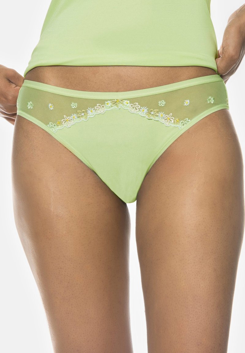 Perizoma verde con una fascia in rete trasparente decorata con accenti floreali ricamati lungo il bordo superiore. Realizzato in morbido cotone.