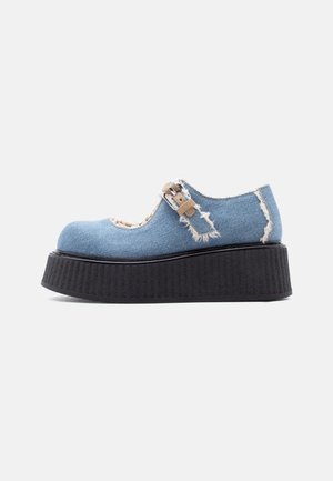 Blauer Denim-Plateau-Mary-Jane-Schuh mit ausgefransten Kanten und beigem Schnallenriemen auf dicker schwarzer Sohle.